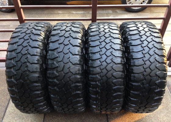 ยาง Mud Maxxis 285 75 16 กลางปี13 ดอกเต็ม ไม่มีปะ พร้อมใช้งาน