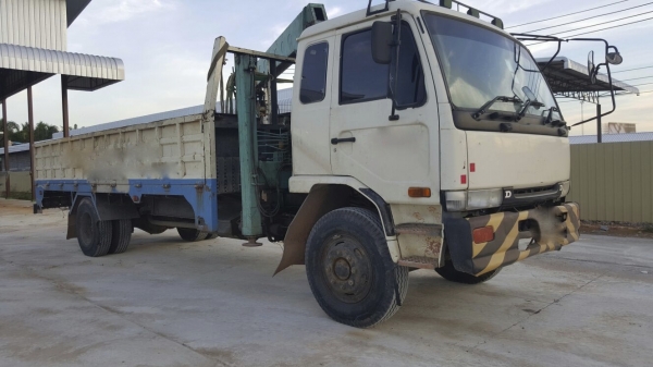 รถนิสสัน 6 ล้อ PKB211N / ติดเครน 5 ตัน.  220 แรงม้า. ปี 47.    สนใจติดต่อ  081 - 6079515