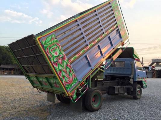 NPR 6 ล้อดั้ม เครื่อง 125 แรง ปี 2000 ยาว 4 เมตร ยางดี 6 เส้น ภายในสวย กะบะเหล็ก คัดซีสวย เครื่องแรง กำลังดี ขับดีมาก แอร์เย็น วิ่งทางไกลๆ สบาย พวงมาลัยเพาเวอร์ หัวไม่มีผุ สภาพพร้อมใช้งาน