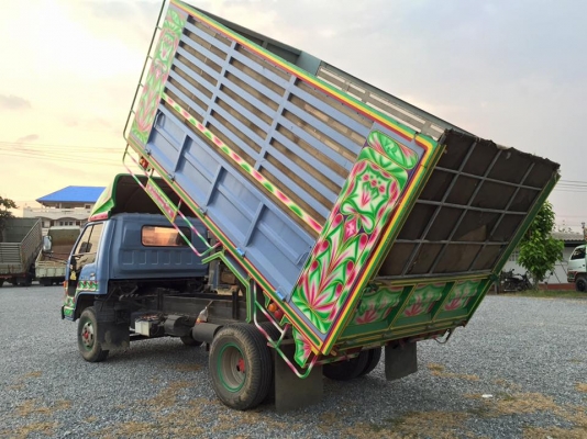 NPR 6 ล้อดั้ม เครื่อง 125 แรง ปี 2000 ยาว 4 เมตร ยางดี 6 เส้น ภายในสวย กะบะเหล็ก คัดซีสวย เครื่องแรง กำลังดี ขับดีมาก แอร์เย็น วิ่งทางไกลๆ สบาย พวงมาลัยเพาเวอร์ หัวไม่มีผุ สภาพพร้อมใช้งาน