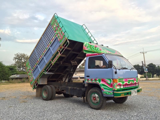 NPR 6 ล้อดั้ม เครื่อง 125 แรง ปี 2000 ยาว 4 เมตร ยางดี 6 เส้น ภายในสวย กะบะเหล็ก คัดซีสวย เครื่องแรง กำลังดี ขับดีมาก แอร์เย็น วิ่งทางไกลๆ สบาย พวงมาลัยเพาเวอร์ หัวไม่มีผุ สภาพพร้อมใช้งาน