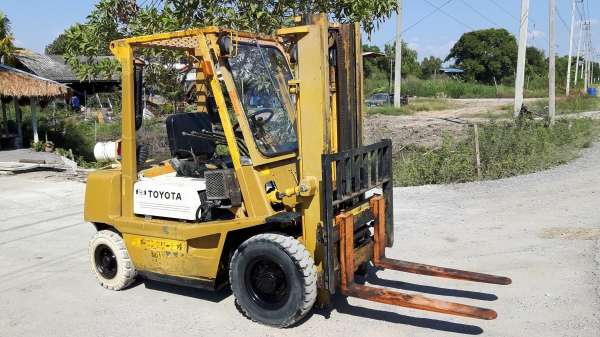 ขายด่วนรถยกดีเซล TOYOTA 4FDดีเซลยก2.5ตันเสาสูง3เมตรงาสไลย์ได้ยางตันสวยๆรถนอกยังไม่เคยใช้งานในเมืองไทยเลย=รุ่นใหม่ขายถูกๆๆ