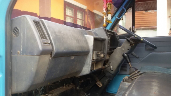 ขาย 6 ล้อ IS&Ugrave;ZU NKR(คุณวิรัช  ช่อกลาง รับรถกลับถึงชลบุรีวิ่งงานทำเงินเรียบร้อยแล้ว)เครื่องแน่นมาก แห้ง แรง ประหยัดน้ำมัน(4BE1ฝาดำ) แซสซีเยี่ยม สวยๆไม่ผุไม่ดาม ยางใหม่ 6 เส้น (ยาง7.50) พร้อมใช้งานได้เลย พร้อมโอนทั่ว