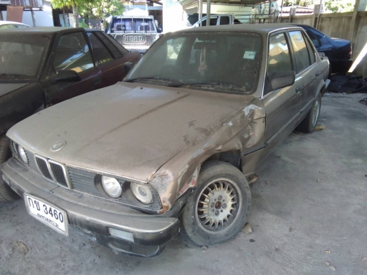 BMW 316 i E30 ปี 88-89 เกียร์ธรรมดา ราคา 25,000 บาท ติดแก๊สแล้ว ภายในมีเบาะขาด (รถจอดอยู่โดนรถเก๋งมาชนที่แก้มขวา ลูกหมากหรือปีกนกงอ คันสิ่งหัก ต้องเปลี่ยน) และแก้มขวากระแทกคันข้างๆบุบ ภาษีน่าจะขาดเกิน 3 ปี รถจอดนาน เครื่องติด แต่ภายนอกตามรูป มีไม่สวยบ้าง