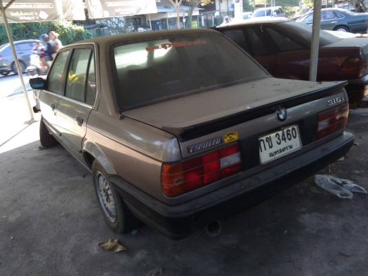 BMW 316 i E30 ปี 88-89 เกียร์ธรรมดา ราคา 25,000 บาท ติดแก๊สแล้ว ภายในมีเบาะขาด (รถจอดอยู่โดนรถเก๋งมาชนที่แก้มขวา ลูกหมากหรือปีกนกงอ คันสิ่งหัก ต้องเปลี่ยน) และแก้มขวากระแทกคันข้างๆบุบ ภาษีน่าจะขาดเกิน 3 ปี รถจอดนาน เครื่องติด แต่ภายนอกตามรูป มีไม่สวยบ้าง