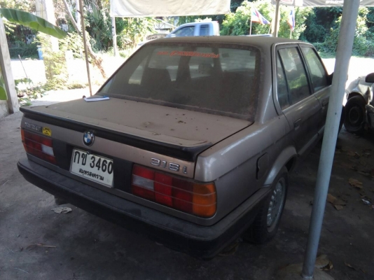 BMW 316 i E30 ปี 88-89 เกียร์ธรรมดา ราคา 25,000 บาท ติดแก๊สแล้ว ภายในมีเบาะขาด (รถจอดอยู่โดนรถเก๋งมาชนที่แก้มขวา ลูกหมากหรือปีกนกงอ คันสิ่งหัก ต้องเปลี่ยน) และแก้มขวากระแทกคันข้างๆบุบ ภาษีน่าจะขาดเกิน 3 ปี รถจอดนาน เครื่องติด แต่ภายนอกตามรูป มีไม่สวยบ้าง