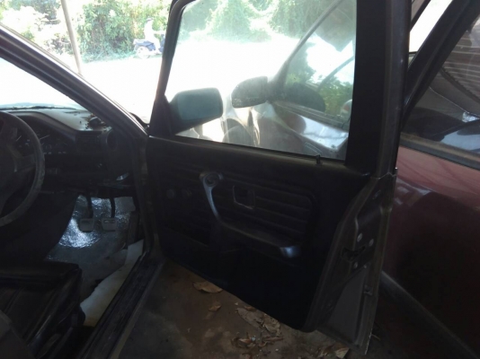 BMW 316 i E30 ปี 88-89 เกียร์ธรรมดา ราคา 25,000 บาท ติดแก๊สแล้ว ภายในมีเบาะขาด (รถจอดอยู่โดนรถเก๋งมาชนที่แก้มขวา ลูกหมากหรือปีกนกงอ คันสิ่งหัก ต้องเปลี่ยน) และแก้มขวากระแทกคันข้างๆบุบ ภาษีน่าจะขาดเกิน 3 ปี รถจอดนาน เครื่องติด แต่ภายนอกตามรูป มีไม่สวยบ้าง