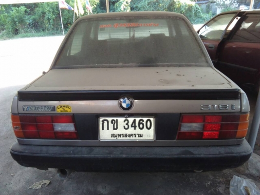 BMW 316 i E30 ปี 88-89 เกียร์ธรรมดา ราคา 25,000 บาท ติดแก๊สแล้ว ภายในมีเบาะขาด (รถจอดอยู่โดนรถเก๋งมาชนที่แก้มขวา ลูกหมากหรือปีกนกงอ คันสิ่งหัก ต้องเปลี่ยน) และแก้มขวากระแทกคันข้างๆบุบ ภาษีน่าจะขาดเกิน 3 ปี รถจอดนาน เครื่องติด แต่ภายนอกตามรูป มีไม่สวยบ้าง
