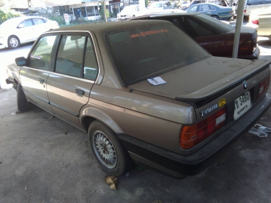 BMW 316 i E30 ปี 88-89 เกียร์ธรรมดา ราคา 25,000 บาท ติดแก๊สแล้ว ภายในมีเบาะขาด (รถจอดอยู่โดนรถเก๋งมาชนที่แก้มขวา ลูกหมากหรือปีกนกงอ คันสิ่งหัก ต้องเปลี่ยน) และแก้มขวากระแทกคันข้างๆบุบ ภาษีน่าจะขาดเกิน 3 ปี รถจอดนาน เครื่องติด แต่ภายนอกตามรูป มีไม่สวยบ้าง