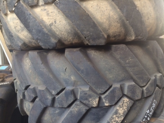 ยางรถตักเล็ก พร้อมกระทะ มือสอง ล้อละ 10,000 บาท