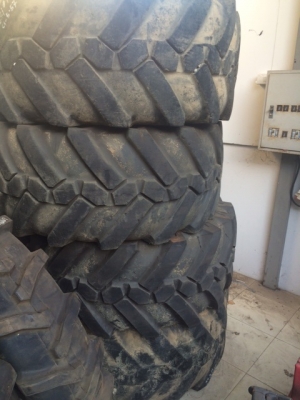 ยางรถตักเล็ก พร้อมกระทะ มือสอง ล้อละ 10,000 บาท