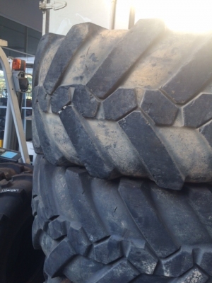 ยางรถตักเล็ก พร้อมกระทะ มือสอง ล้อละ 10,000 บาท