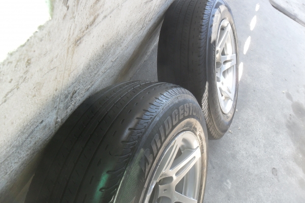 ล้อแม็ก15นิ้ว6รู พร้อมยาง สวยๆ 1 คู่ ราคา 2700 บาท