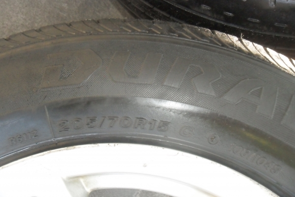 ล้อแม็ก15นิ้ว6รู พร้อมยาง สวยๆ 1 คู่ ราคา 2700 บาท