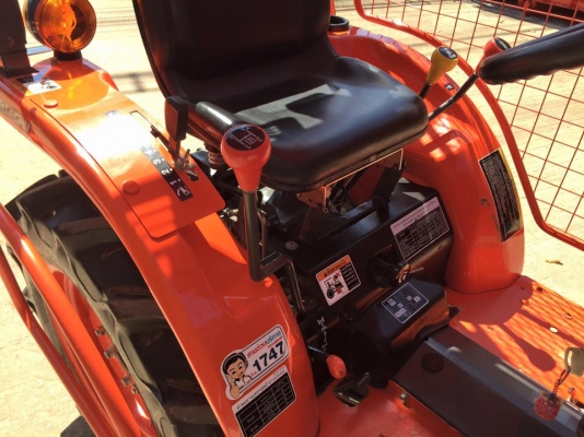 ขายรถไถ Kubota B2140(4WD) Narrow พร้อมโครงกันอ้อยและผานชักร่องพร้อมเครื่องหยอดปุ๋ย รถ 80ชั่วโมง พร้อ