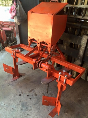 ขายรถไถ Kubota B2140(4WD) Narrow พร้อมโครงกันอ้อยและผานชักร่องพร้อมเครื่องหยอดปุ๋ย รถ 80ชั่วโมง พร้อ