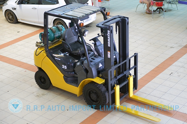 ขายรถโฟล์คลิฟท์มือสอง KOMATSU รุ่น FG25-723925 ราคา 285,000 บาท รุ่นใหม่ล่าสุด