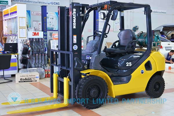 ขายรถโฟล์คลิฟท์มือสอง KOMATSU รุ่น FG25-723925 ราคา 285,000 บาท รุ่นใหม่ล่าสุด