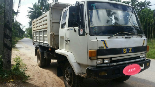 รถบรรทุก 6 ล้อดัมพ์ ยี่ห้อ ISUZU  เครื่อง 145 แรงม้า เป็นรถห้างไม่ใช้รถประกอบ