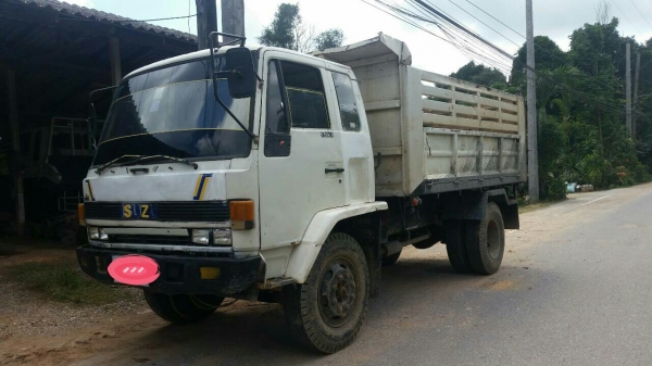 รถบรรทุก 6 ล้อดัมพ์ ยี่ห้อ ISUZU  เครื่อง 145 แรงม้า เป็นรถห้างไม่ใช้รถประกอบ