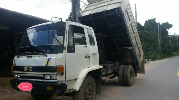 รถบรรทุก 6 ล้อดัมพ์ ยี่ห้อ ISUZU  เครื่อง 145 แรงม้า เป็นรถห้างไม่ใช้รถประกอบ