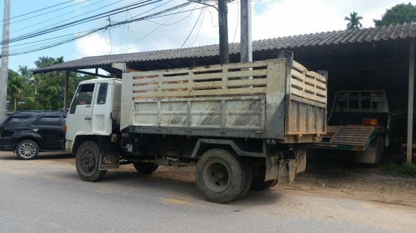 รถบรรทุก 6 ล้อดัมพ์ ยี่ห้อ ISUZU  เครื่อง 145 แรงม้า เป็นรถห้างไม่ใช้รถประกอบ