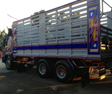 สิบล้อ1เพา ฮีโน่ FL1J212ปี43ยางเรเดียลใหม่10เส้น ช่วงยาว 6.50ม สภาพดีเดิมๆสวยจัด เสริมหล่อรอบคันมาหลายสิบหมื่น เล่มทะเบียนพร้อมโอน รถสภาพพร้อม..ขับไปใช้งานได้เลย ครับ