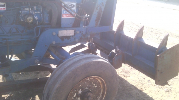 ขายรถไถ  ฟอรด์รุ่น6600 แท้เต็มตัวเสื้อลายท้ายใหญ่  เล่มทะเบียนพร้อมโอน0810076640