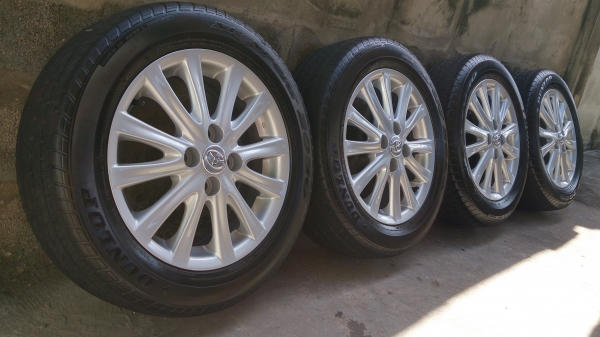 แม็กซ์มือสอง Toyota Vios ลาย 12 ก้าน พร้อมยาง Dunlop ดอกหนาๆ