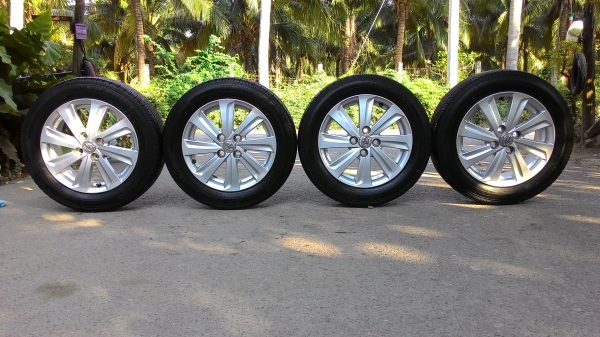 ขายล้อแม็กเดิมวีออสขอบ15 ชุดละ8,900บาท ยางดันลอป ปี15 185/60/15 ดอกยางเต็มๆ ใช้งานอีกนาน