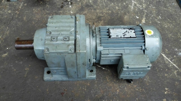 ** เหลือ 2 ตัว ** มอเตอร์เกียร์ SEW Eurodrive 1 HP. 380V. ทด 1:35 ความเร็วรอบ 39 RPM. สภาพใหม่ 95\% บางตัวยังไม่ได้ใช้งาน!!