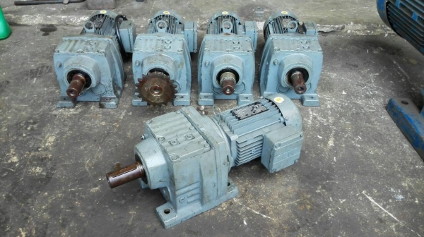 ** เหลือ 2 ตัว ** มอเตอร์เกียร์ SEW Eurodrive 1 HP. 380V. ทด 1:35 ความเร็วรอบ 39 RPM. สภาพใหม่ 95\% บางตัวยังไม่ได้ใช้งาน!!
