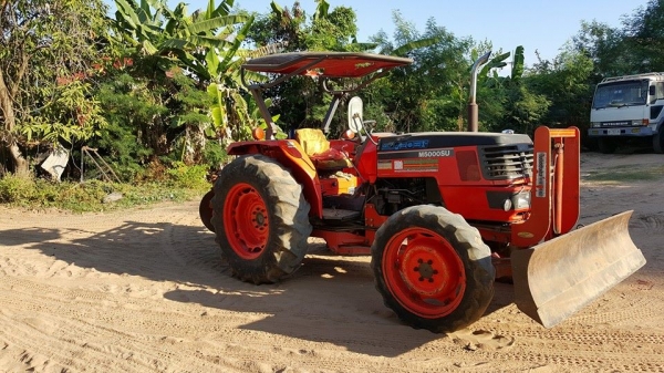 ขายรถไถ KUBOTA M5000 ทำงานพันกว่าชม. เกียร์ดี ระบบใช้งานปกติ เอกสารเล่มทะเบียน พร้อมใช้งาน