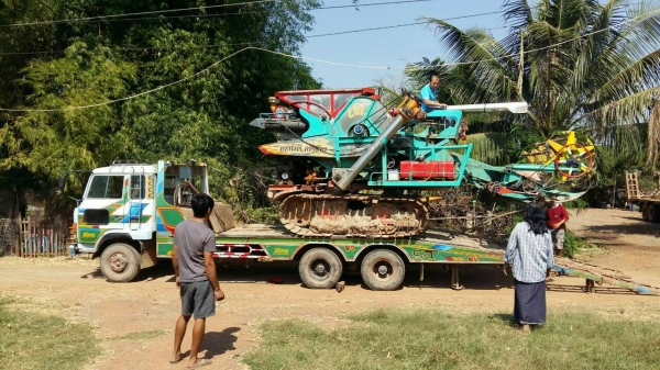 รถเกี่ยวบางไทร เครื่อง JO8 เทอร์โบ ตีน 22 ปั้ม K22 ราคา 480000 หรือพร้อมเทอร์เลอร์ FD 2เพลา เครื่องเทอร์โบ ราคา 950000  ราคาต่อรองได้ เอกสารครบ