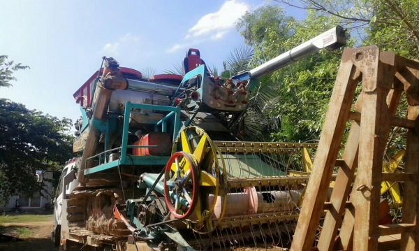 รถเกี่ยวบางไทร เครื่อง JO8 เทอร์โบ ตีน 22 ปั้ม K22 ราคา 480000 หรือพร้อมเทอร์เลอร์ FD 2เพลา เครื่องเทอร์โบ ราคา 950000  ราคาต่อรองได้ เอกสารครบ