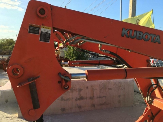 บุ้งกี๋ตักหน้าติดรถไถ คูโบต้า m8540. M9540