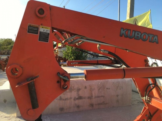 บุ้งกี๋ตักหน้าติดรถไถ คูโบต้า m8540. M9540