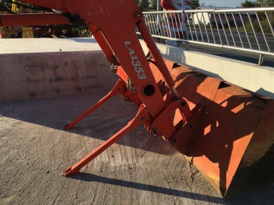 บุ้งกี๋ตักหน้าติดรถไถ คูโบต้า m8540. M9540