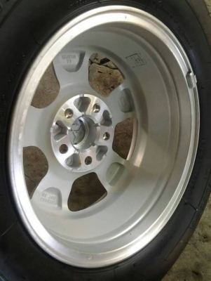 แม็กไทรทรันพร้อมยางใหม่ๆ ล้อเก่าเทิร์นได้