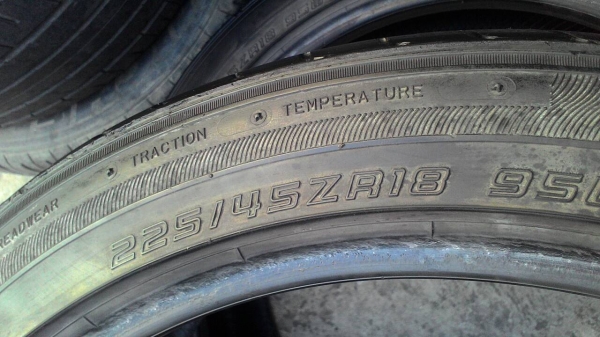 225/45R18 DUNLOP SP SPORT LM704 ปี2013 มี 2 เส้น tel.081-427-3941 ไอดีไลน์ autobot107