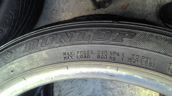 225/45R18 DUNLOP SP SPORT LM704 ปี2013 มี 2 เส้น tel.081-427-3941 ไอดีไลน์ autobot107