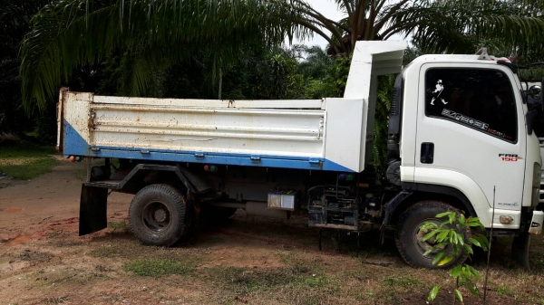 ขายรถบรรทุก 6 ล้อดัมพ์ 2 คัน ISUZU FRR210 แรงม้าปี 2554 กับ FRR190 แรงม้าปี 2555 ราคาคันละ 800000
