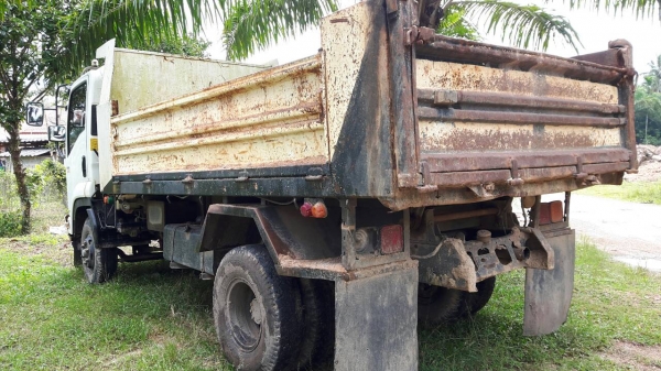 ขายรถบรรทุก 6 ล้อดัมพ์ 2 คัน ISUZU FRR210 แรงม้าปี 2554 กับ FRR190 แรงม้าปี 2555 ราคาคันละ 800000