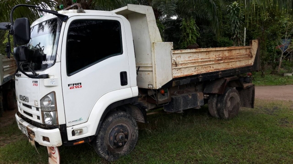 ขายรถบรรทุก 6 ล้อดัมพ์ 2 คัน ISUZU FRR210 แรงม้าปี 2554 กับ FRR190 แรงม้าปี 2555 ราคาคันละ 800000