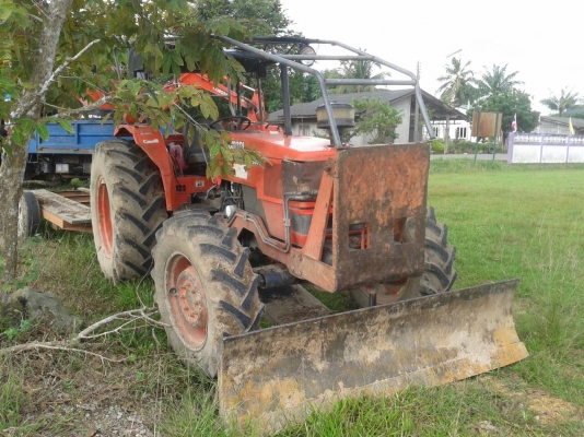 ขายรถไถ KUBOTA M9000 เอกสารเล่มทะเบียน ใบมีดดันหน้า 3 จาน 7 จาน เจาะหลุม ที่ตัดหญ้า ราคา 550000