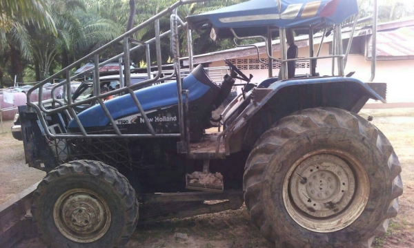 ขายรถไถ FORD TS90 ใบมีดดันหน้า 3 จาน เอกสารเล่มทะเบียน 10823 ชม.ราคา 650000