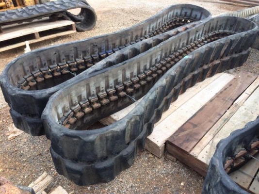 ขายแทรคยาง ใช้กับ รถขุด HITACHI EX40 นำเข้าจากญี่ปุ่น ติดต่อ 081-2990958/089-8368497 (เจ้าของขายเอง)