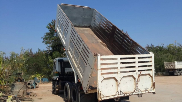 ขายสิบล้อ หลง TD 2 เพลาดรั้ม เครื่อง 190 แรง  2 เพลาดรั้มรถใช้งาน สภาพดี ยางดี เอกสารพร้อมโอน 0811838154