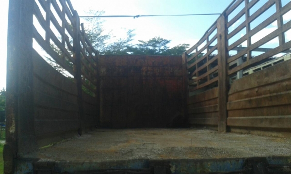 ขายรถบรรทุก 10 ล้อรั้วคอกเหล็ก ISUZU คัสซี JCM เครื่อง HO7C 185 แรงม้าเพลาโบกี้ใหญ่ เพลาเดี่ยว ราคา 280000