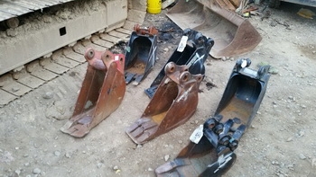 บุ้งกี๋ ขุดวางท่อประปา สำหรับใส่รถ แบคโฮ pc 10 20 30 40 50 จำนวนมาก ราคา 13,000 -18,000